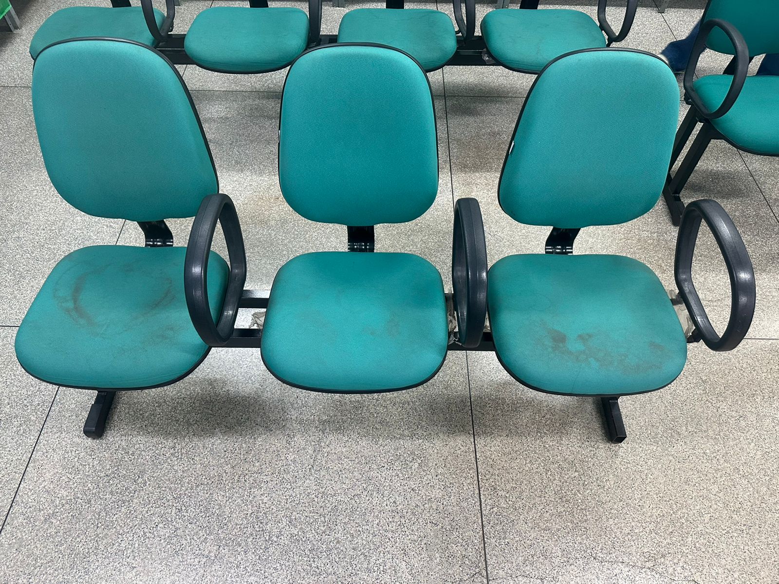 Antes da higienização de cadeiras em Campo Grande MS