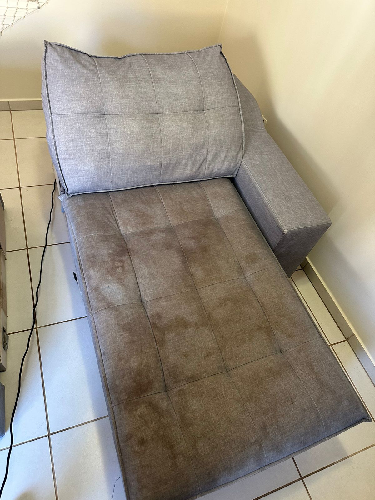 Antes da limpeza de chaise cinza em Campo Grande MS