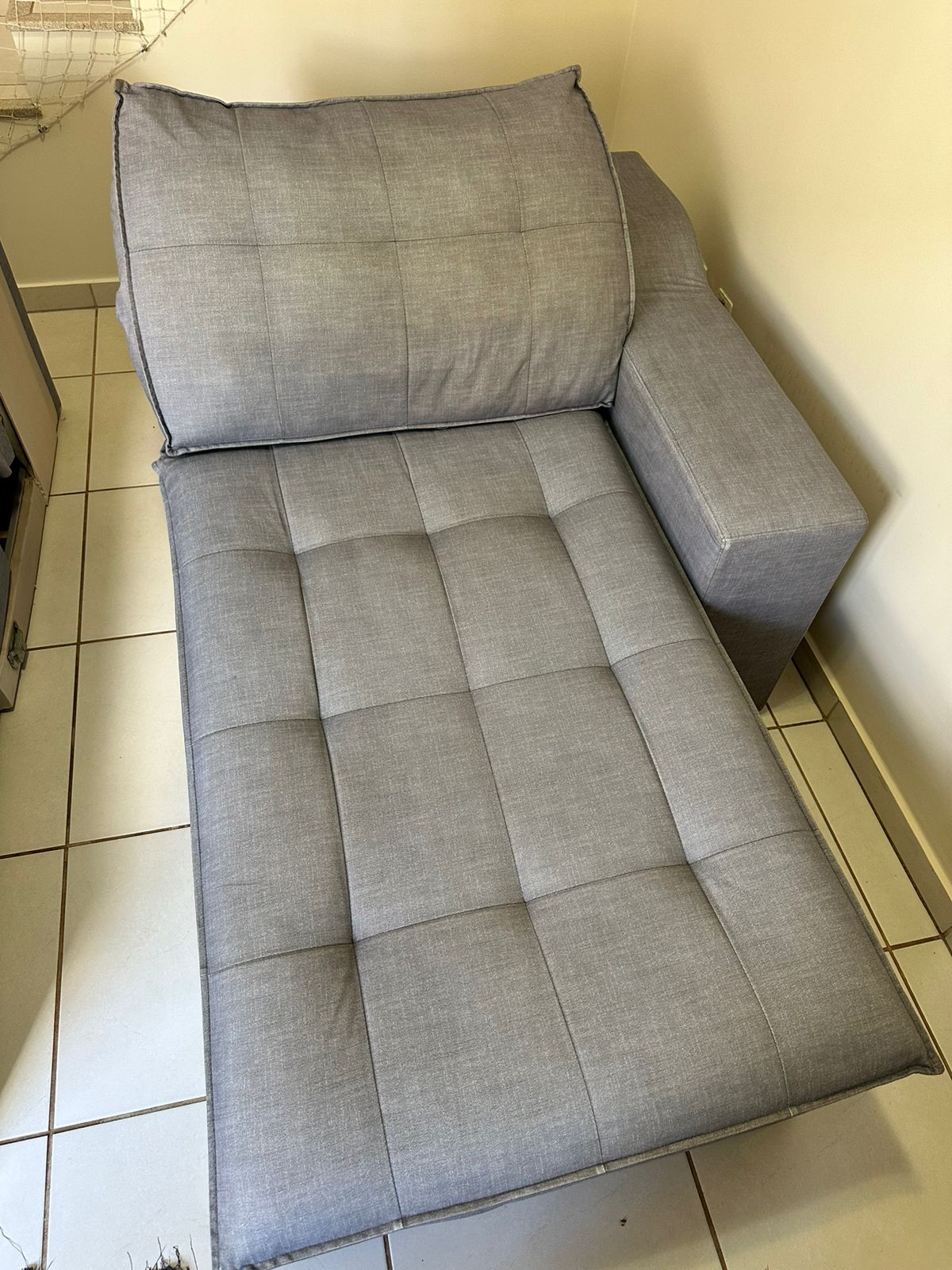 Sofá limpo após higienização profissional a domicílio